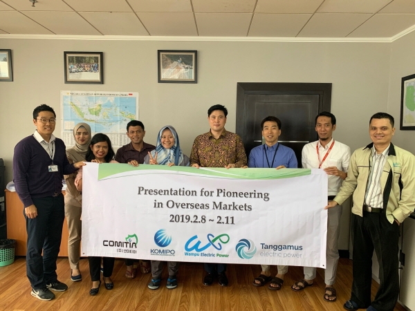 한국중부발전과 코미티아(주)가 인도네시아 왐푸 수력발전소에서 제품설명회를 개최한 후 기념촬영을 하고 있다.