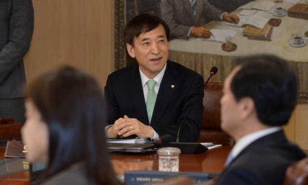 이주열 한국은행 총재가 18일 오전 서울 중구 한국은행에서 열린 금융통화위원회를 주재하고 있다.