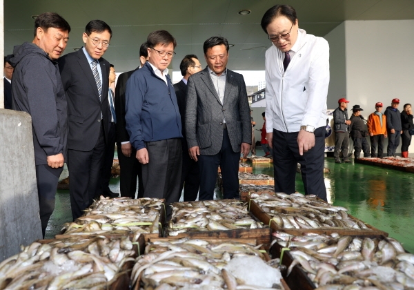 임준택 수협중앙회장(오른쪽 첫번째)이 18일 경주시수협 위판장을 찾아 유통현장을 살펴보고 있다.