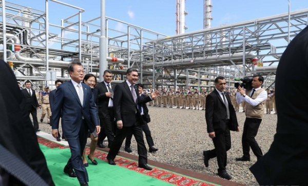 투르크메니스탄을 국빈방문중인 문재인 대통령이 18일(현지시간) 베르디무하메도프 투르크메니스탄 대통령과 투르크멘바시 키안리 가스화학플랜트 현장을 방문해 시찰하고 있다.