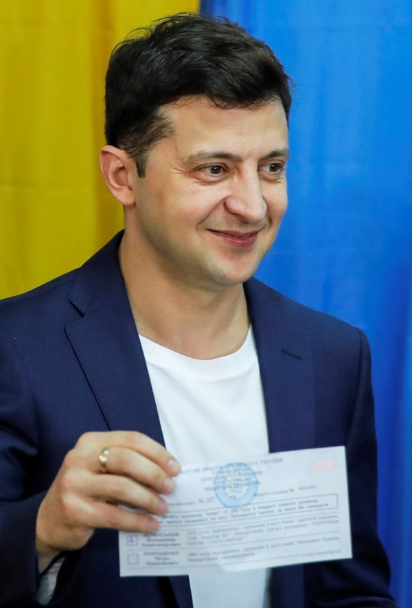우크라이나 대통령선거 결선투표가 치러진 21일 코미디언 겸 배우 볼로디미르 젤렌스키가 투표소에서 투함 전 투표지를 들어보이고 있다.