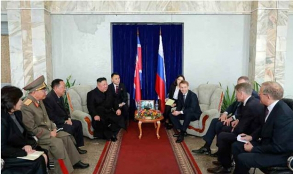 김정은 북한 국무위원장이 24일 북한-러시아 접경 하산역 응접실에서 러시아 측 인사들과 이야기를 나누고 있다. (사진=노동신문 캡쳐)