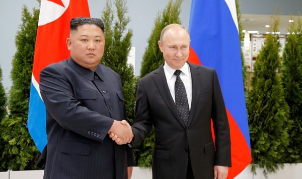 블라디미르 푸틴(오른쪽) 러시아 대통령이 25일(현지시간) 블라디보스토크 극동연방대학에서 김정은 북한 국무위원장을 만나 악수하고 있다. 김 위원장과 푸틴 대통령의 첫 만남이다.