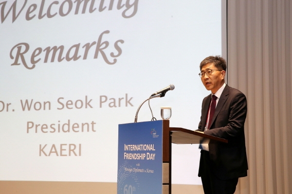 ‘주한 외교사절단 초청 원자력 친선의 날’ 행사에서 박원석 한국원자력연구원장이 환영사를 하고 있다.