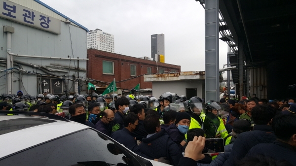 25일 서울중앙지방법원 집행관들이 노량진 구수산시장에서 강제집행을 실시하고 있다.