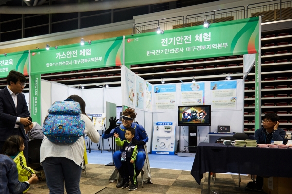 한국전기안전공사가 ’제16회 국제소방안전박람회‘에서 개설한 전기안전 홍보관에서 관람객이 홍보대사인 번개맨과 기념사진을 찍고 있다.