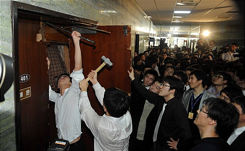 지난 2008년 12월 18일 서울 여의도 국회 외교통상통일위원회의실에서 당시 한나라당 단독으로 한미FTA 비준 동의안 상임위 상정을 강행하려고있는 가운데 민주당원들이 회의실 문을 해머와 빠루로 열려고 하고 있다.