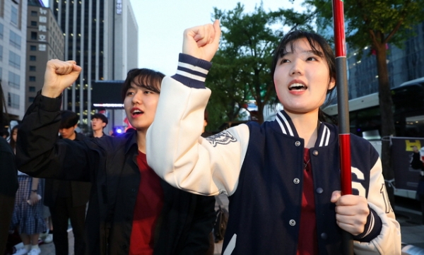 근로자의날을 하루 앞둔 30일 오후 서울 중구 서울파이낸스센터 앞에서 청년학생문화제기획단 주최로 열린 129주년 노동절 430 청년학생 문화제 참석자들이 구호를 외치고 있다.