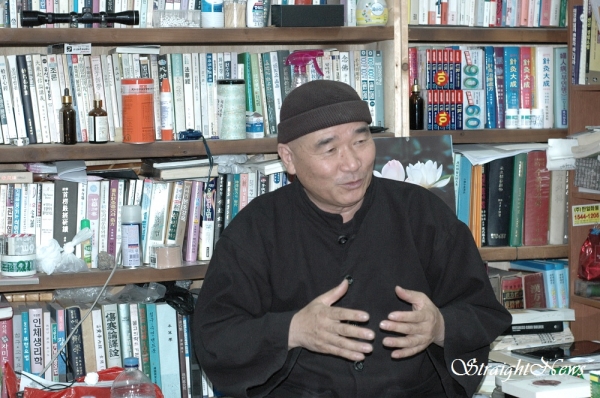 한국 불교의 역사와 정신수양에 대해 설명하는 지성스님(2019.04.29) ⓒ스트레이트뉴스
