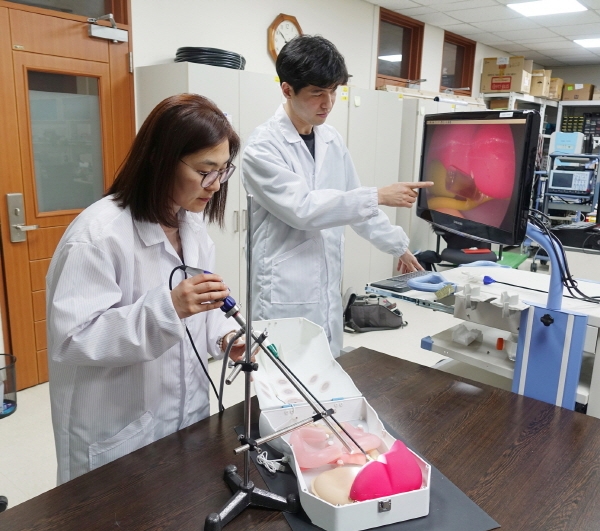 한국전기연구원 RSS센터가 개발한 ‘췌장암 표적치료용 형광복강경 및 광역학 기술’이 ‘2018년 출연(연) 10대 우수 연구성과’에 선정됐다.