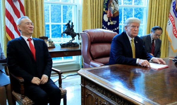 도널드 트럼프 미국 대통령이 지난달 4일(현지시간) 워싱턴 백악관 대통령 집무실에서 류허중국 부총리와 만나고 있다.