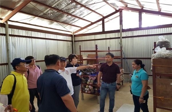 농촌진흥청 관계자들이 필리핀 보홀에서 필리핀 버섯 재배 농가의 소득 증대를 위한 농가 기술 컨설팅을 진행하고 있다.