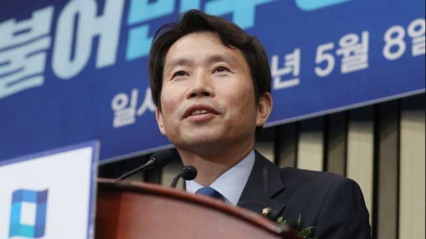 더불어민주당 새 원내대표로 선출된 이인영(54·서울 구로갑) 의원은 당선 소감에서 "내년 총선 승리를 위해 헌신하겠다"고 밝혔다.