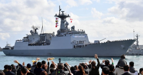 지난해 11월 13일 부산 남구 해군작전사령부 부산작전기지 부두에서 최영함이 가족과 동료 장병들의 환송을 받으며 출항하고 있다. 