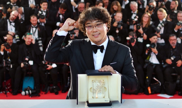 봉준호 감독이 세계 최고 칸영화제에서 최고상인 황금종려상을 받았다.