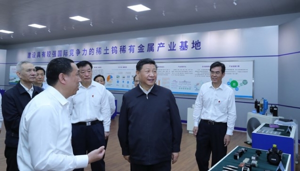 시진핑 국가주석이 20일 간저우시에 있는 희토류 관련 기업인 진리융츠커지유한공사를 시찰하고 있다.