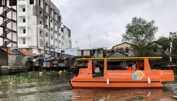 베트남 남부 빈롱시에 기증한 쓰레기 수거용 태양광 보트가 메콩강을 청소하고 있다. 한화그룹 제공