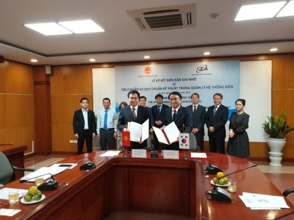 대한전기협회 김동수 상근부회장(가운데 오른쪽)과 베트남 산업무역부 Tran Viet Hoa 과학기술국장이 '전기설비 관리시스템 기반구축을 위한 협력 양해각서(MOU)’를 체결하고 기념촬영을 하고 있다.