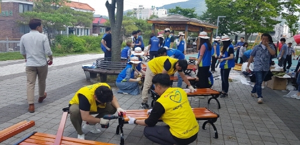 한전원자력연료 직원들이 12일 ‘행복한 대전 만들기’를 위한 봉사활동을 펼쳤다.
