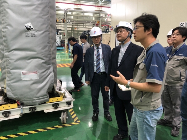 김광직 한국가스안전공사 상임감사가 두산퓨어셀을 방문, 가스안전관리 현황을 점검하고 있다.