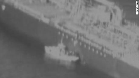 CNN은 13일(현지시간) 오만만에서 피격당한 유조선 옆에 이란 해군 소속으로 추정되는 보트가 있는 것이 포착됐다고 보도했다. 사진은 미군이 촬영한 영상이다.