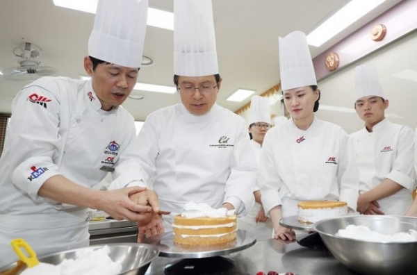 자유한국당 황교안 대표가 경기도 부천시 한국외식조리직업전문학교를 방문해 케이크를 만들고 있다.(2019.06.12)(자료:연합뉴스TV 화면갈무리)
