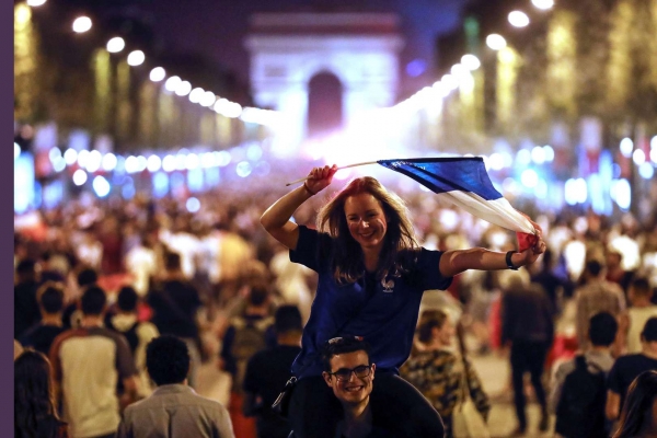프랑스 월드컵.. 샹젤리제 거리에 모인 빠리 시민 응원단