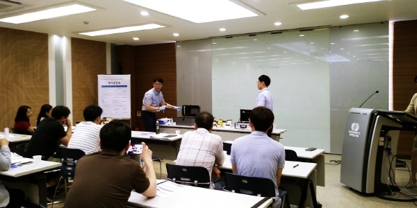 대전광역시 소재 전력연구원에서 한전 담당자가 기업 관계자들이 참석한 가운데 ‘퓨란 간이분석 키트’를 시연하고 있다.
