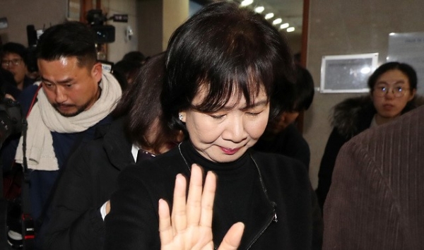 손혜원 의원이 지난 1월21일 오전 서울 여의도 국회 정론관에서 기자회견을 열고 회견장을 떠나면서 기자들의 질문에 답변을 피하고 있다.