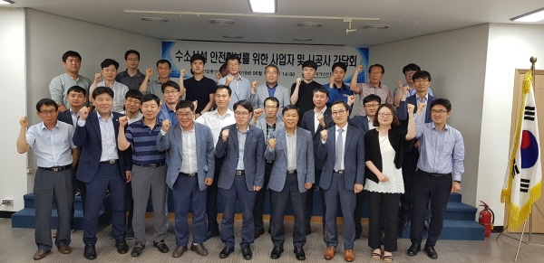 한국가스안전공사는 19일 정부관계자와 함께 수소가스 제조소, 충전소 및 수소시설 시공사를 대상으로 수소시설의 안전 확보와 사고예방 강화를 위한 간담회를 개최했다.
