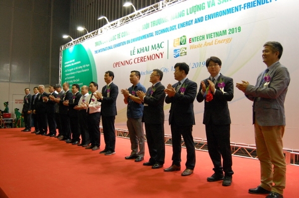 한국서부발전이 베트남 호치민 SECC)에서 개최된 ‘ENTECH Vietnam 2019 전시회’에 참가해 ‘국내 환경·에너지분야 중소기업의 해외시장 진출 및 판로확대’를 지원했다고 밝혔다.