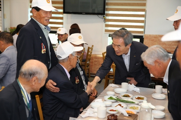 김병숙 한국서부발전 사장이 국가 유공들과 악수를 나누고 있다.