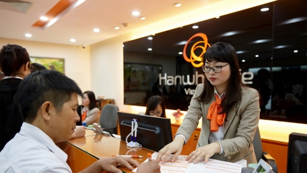 한화생명 베트남 고객센터에서 한 직원이 고객과의 상담에서 가입절차를 설명하고 있다. 한화생명 제공