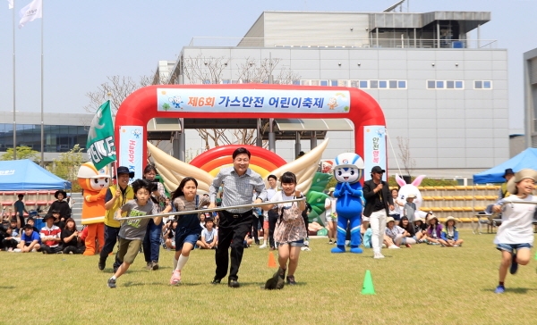김형근 한국가스안전공사 사장이 ‘제6회 가스안전 어린이 축제’에서 어린이들과 함께 운동회를 즐기고 있다.