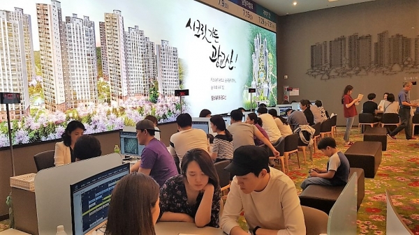 경기도 용인시 신봉지구에 분양 중인 '힐스테이트 광교산'의 견본주택. 29일 상담창구에는 500명이 넘는 예비 청약자가 몰려, 난해한 청약제도의 궁금증을 풀어냈다. @스트레이트뉴스