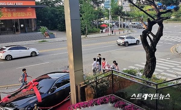 미분양에 대한 조바심의 발동인가? 용인 신봉지구 '힐스테이트 광교산'에 견본주택은 분양판촌요원(MGM)이 방문객의 핸드폰 번호를 확보하기 위해 온종일 분주했다. @스트레이트뉴스