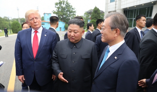 문재인 대통령이 30일 판문점 자유의 집 앞에서 김정은 북한 국무위원장, 도널드 트럼프 미국 대통령과 만나 대화하고 있다.