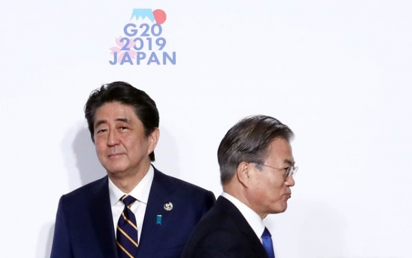 문재인 대통령이 지난달 28일 오사카 국제컨벤션센터 인텍스오사카에서 열린 G20 정상회의 공식 환영식에서 아베 신조 일본 총리와 악수하고 행사장으로 향하고 있다.