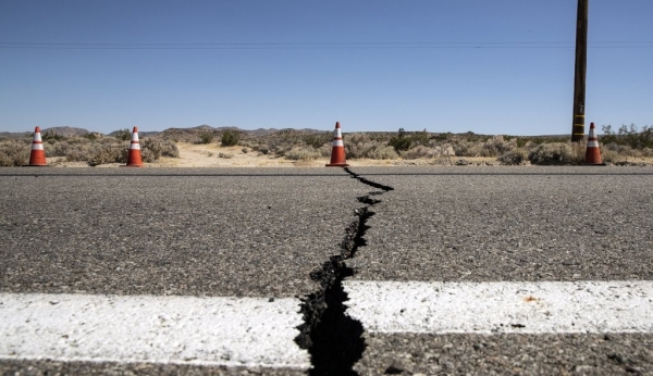 4일(현지시간) 미국 캘리포니아주 남부 컨카운티 리지크레스트 인근에서 지진이 발생한 후 도로 위 균열이 생긴 부분이 라바콘으로 표시돼 있다