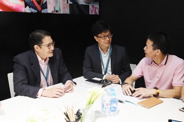 조현준 효성그룹 회장이 '인터텍스타일 상하이 2018'에 참석해 중국 의류시장 1, 2위 브랜드 관계자를 만나 협력방안을 논의하고 있는 모습. 효성그룹 제공