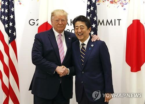 ​트럼프 미국 대통령과 아베 신조 일본 수상이 일본 오사카에서 열린 G20회담에서의 기념촬영 @연합뉴스​