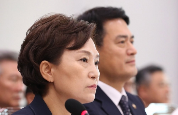 김현미 국토교통부 장관(왼쪽)이 8일 오전 열린 국회 국토교통위원회 전체회의에 참석해 자리하고 있다.