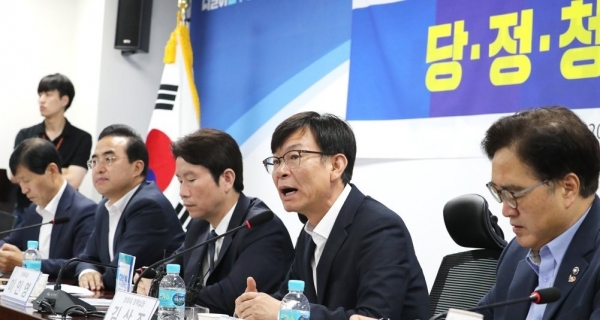 김상조 청와대 정책실장(오른쪽 두번째)이 11일 오전 국회 의원회관에서 열린 '제4차 당정청 을지로 민생현안회의'에서 발언하고 있다.