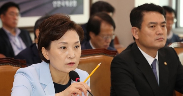 김현미 국토교통부 장관이 12일 국회 국토교통위 전체회의에서 의원들의 자료제출 요구에 답변하고 있다