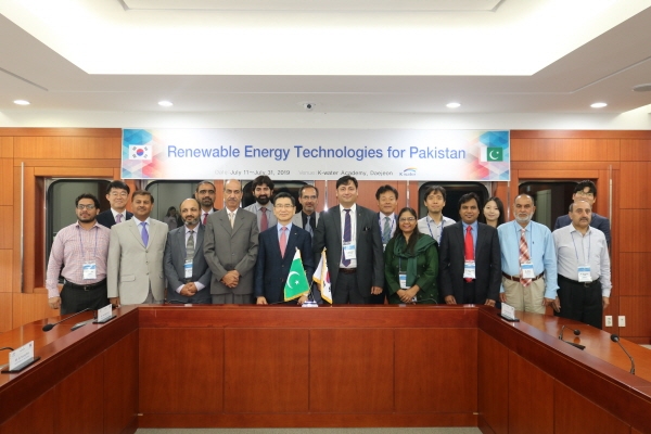 한국수자원공사가 한국국제협력단과 함께 파키스탄에 국내 신재생에너지 기술을 전수하기 위해 ‘파키스탄 신재생에너지 기술 및 적용’ 국제 교육을 진행하고 있다.