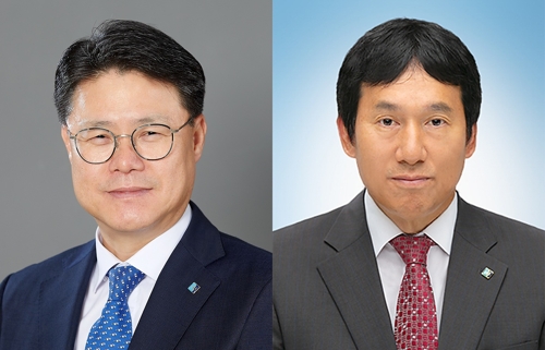 김윤기 IBK기업은행 신임 부행장(왼쪽)과 김재홍 부행장