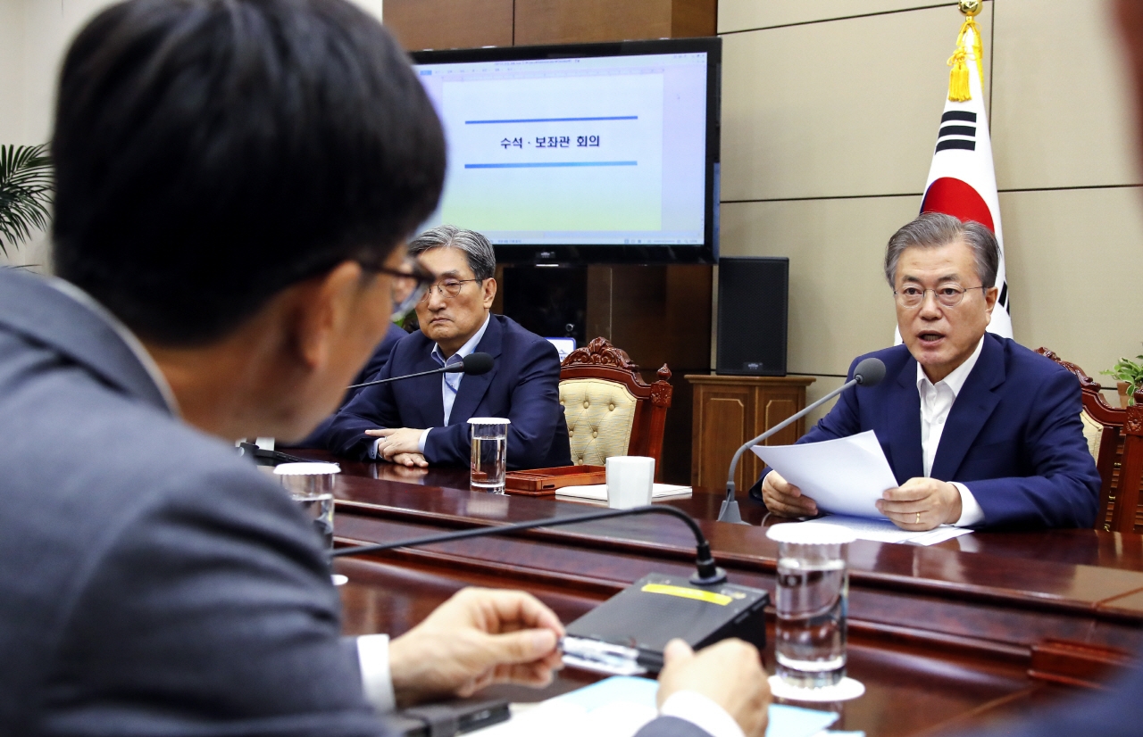문재인 대통령이 15일 오후 청와대에서 열린 수석보좌관 회의에서 일본의 대(對) 한국 수출 규제와 관련한 발언을 하고 있다. 왼쪽은 김상조 정책실장.