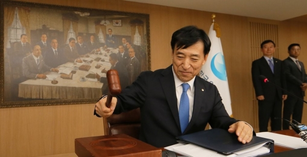 이주열 한국은행 총재가 18일 오전 서울 중구 한국은행에서 열린 금융통화위원회에서 의사봉을 두드리고 있다.