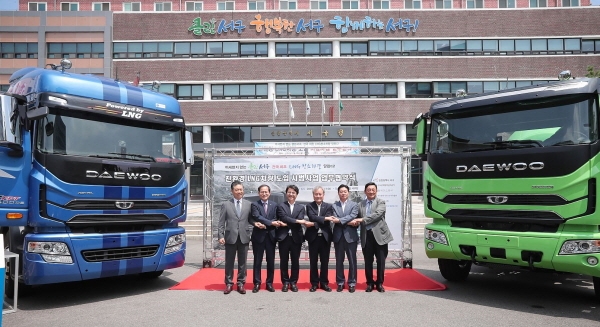 한국가스공사와 5개 유관기관이 19일 LNG 청소차·믹서트럭 개발 및 보급을 위한 ‘수도권 매립지 쓰레기운반차 등 친환경 LNG 차량 도입 시범사업’ 협약을 체결했다.