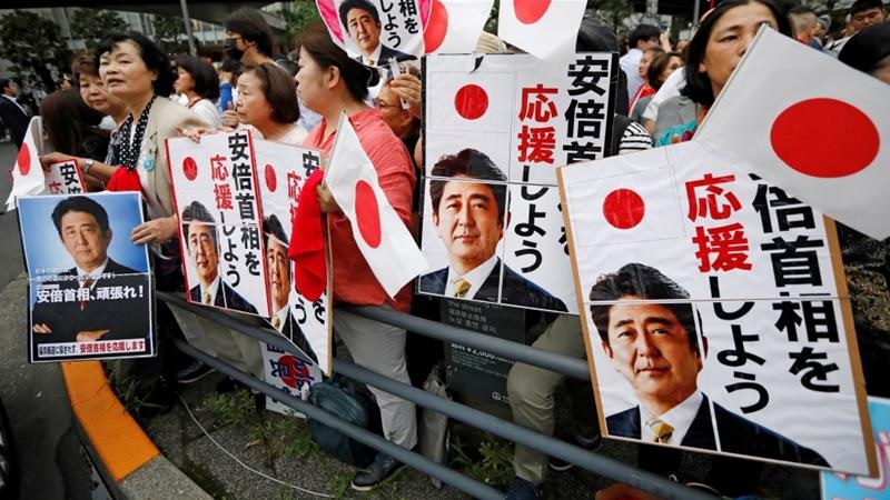 일본 매체들은 아베 신조 총리의 집권 자민당이 이번 선거를 통해 개헌 우호 세력을 합한 개헌선 확보에 성공할 것으로 전망한다(자료:Reuters by Issel Kato)